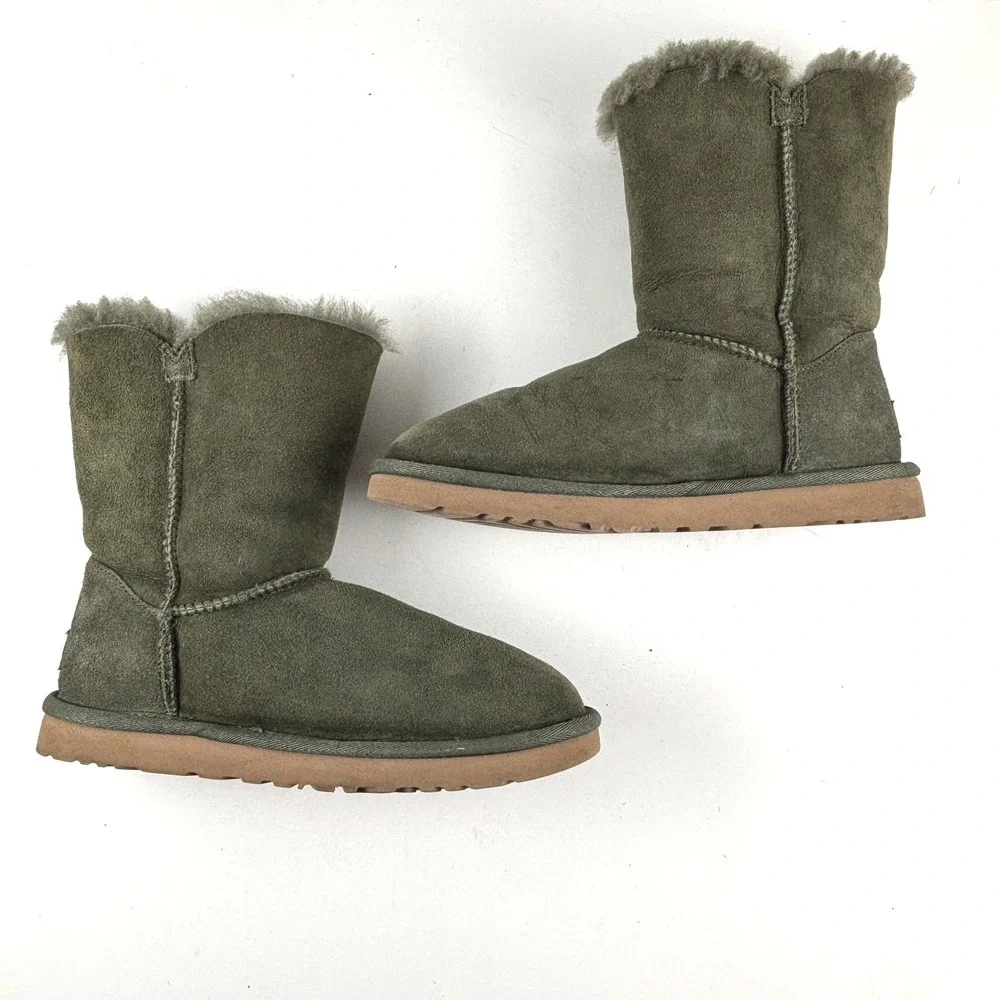 UGG Bailey Button Boots Women 7 Olive‎ Green Suede Shearling 5803 Gorpcore Cozy